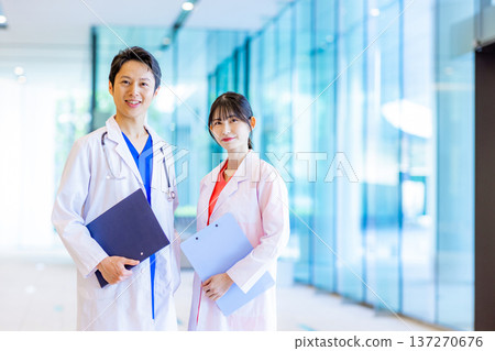 在醫院工作的年輕護士 在醫院工作的年輕護士 137270676