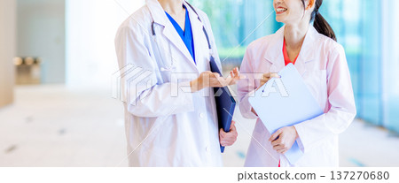 在醫院工作的年輕護士 在醫院工作的年輕護士 137270680