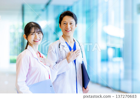 在醫院工作的年輕護士 137270683
