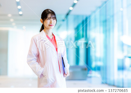 在醫院工作的年輕女醫生 137270685