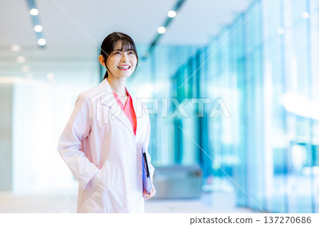 在醫院工作的年輕女醫生 137270686