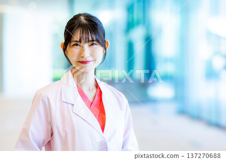 在醫院工作的年輕女醫生 137270688