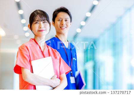 年輕的醫生和護士在醫院工作 137270717