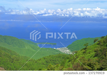 伊豆半島伊豆山脊步道:從古木山眺望駿河灣和戶田漁港的夏季美景 伊豆半島伊豆山脊步道:從古木山眺望駿河灣和戶田漁港的夏季美景 137270919