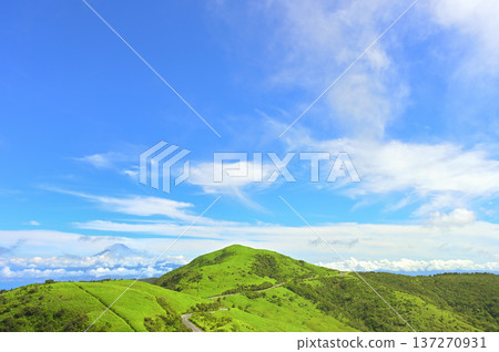 Izu Peninsula's Izu Mountain Ridge Trail: View of Mt. Fuji, Mt. Daruma, the Nishiizu Skyline, and the vast sky from Mt. Kokisan in summer 137270931