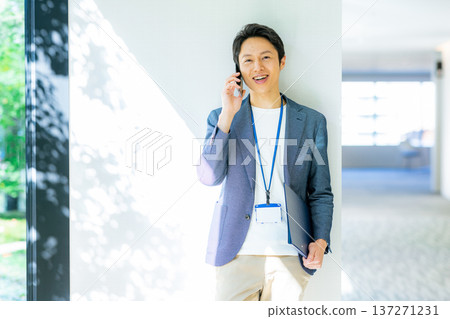 操作智能手機的一個年輕人 137271231