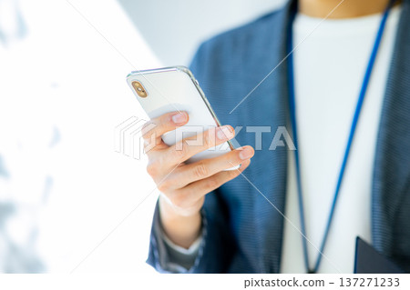 操作智能手機的一個年輕人 操作智能手機的一個年輕人 137271233