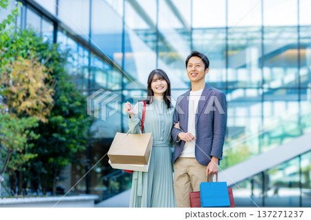 喜歡購物的男人和女人 喜歡購物的男人和女人 137271237