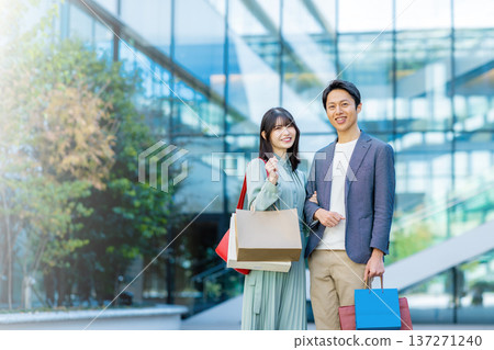 Men and women who enjoy shopping Men and women who enjoy shopping 137271240