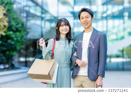 喜歡購物的男人和女人 喜歡購物的男人和女人 137271241