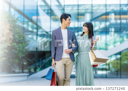 Men and women who enjoy shopping Men and women who enjoy shopping 137271248