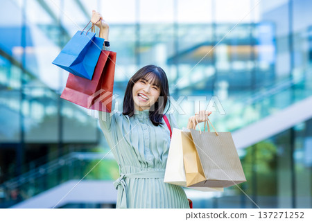 一個女人帶著購物袋 一個女人帶著購物袋 137271252