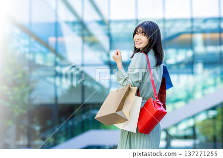 一個女人帶著購物袋 一個女人帶著購物袋 137271255