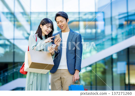 看智能手機的商人和女實業家 看智能手機的商人和女實業家 137271260