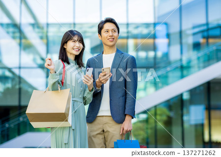 看智能手機的商人和女實業家 137271262