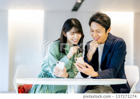 搜尋在智能手機的一對年輕夫婦 137271274