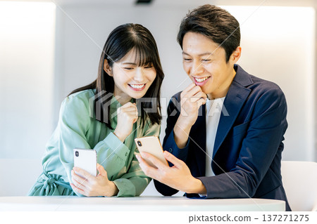 搜尋在智能手機的一對年輕夫婦 137271275