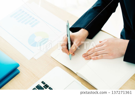 女商人正在辦公桌前做筆記 女商人正在辦公桌前做筆記 137271361