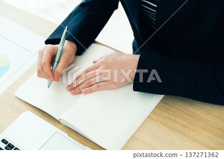女商人正在辦公桌前做筆記 137271362