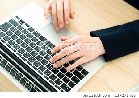 在電腦上工作的年輕女商人 137271436