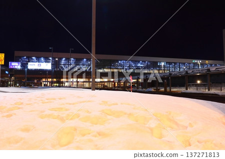 Night view of the north exit of Asahikawa Station in midwinter (Asahikawa, Hokkaido) Night view of the north exit of Asahikawa Station in midwinter (Asahikawa, Hokkaido) 137271813