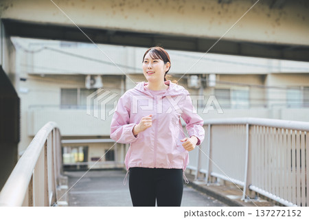 一位三十多歲的女性在戶外慢跑。健康的跑步習慣。健身圖片。 137272152