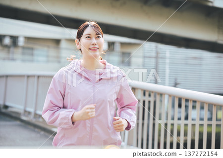 一位三十多歲的女性在戶外慢跑。健康的跑步習慣。健身圖片。 137272154