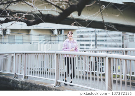 一位三十多歲的女性在戶外慢跑。健康的跑步習慣。健身圖片。 137272155