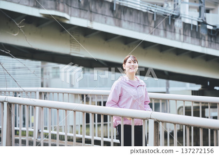 一位三十多歲的女性在戶外慢跑。健康的跑步習慣。健身圖片。 137272156