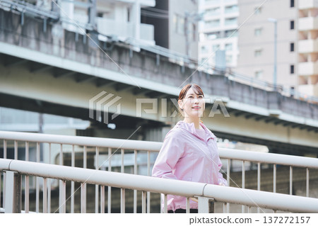 一位三十多歲的女性在戶外慢跑。健康的跑步習慣。健身圖片。 137272157