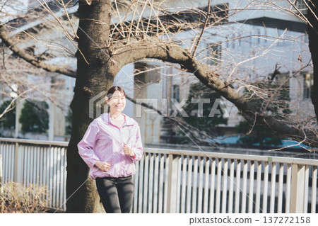 A woman in her 30s jogging outdoors. Healthy running habits. Fitness image. 137272158