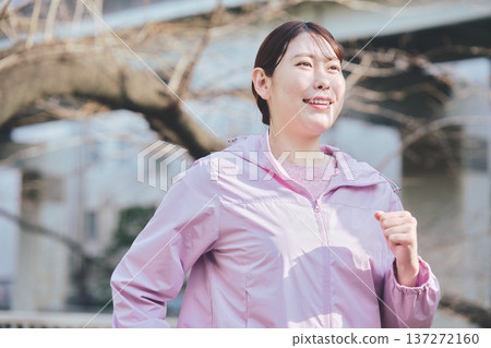 一位三十多歲的女性在戶外慢跑。健康的跑步習慣。健身圖片。 137272160