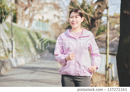 一位三十多歲的女性在戶外慢跑。健康的跑步習慣。健身圖片。 137272163