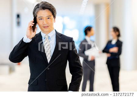 看著智能手機的中年男子 看著智能手機的中年男子 137272177