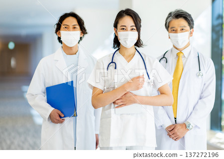 一張醫生戴著口罩的圖片 一張醫生戴著口罩的圖片 137272196