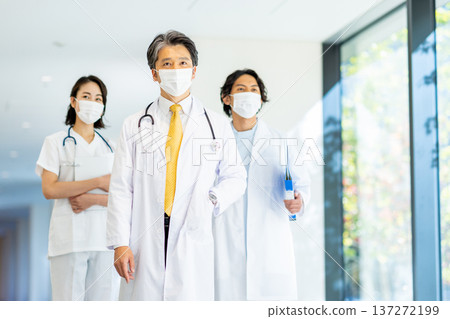 一張醫生戴著口罩的圖片 一張醫生戴著口罩的圖片 137272199