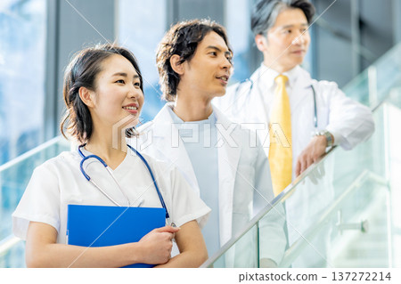 在醫院工作的人 在醫院工作的人 137272214