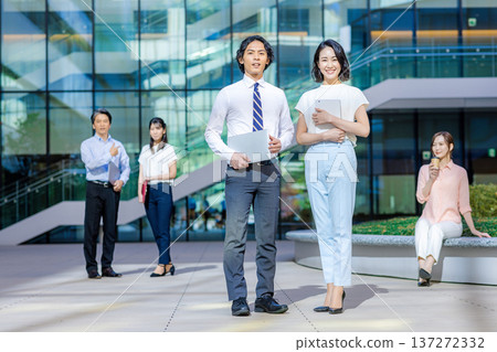 A male and female business team having a meeting 137272332