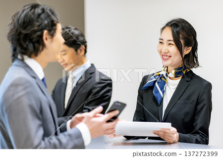 接待員引導顧客 接待員引導顧客 137272399