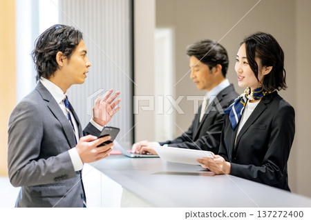接待員引導顧客 接待員引導顧客 137272400