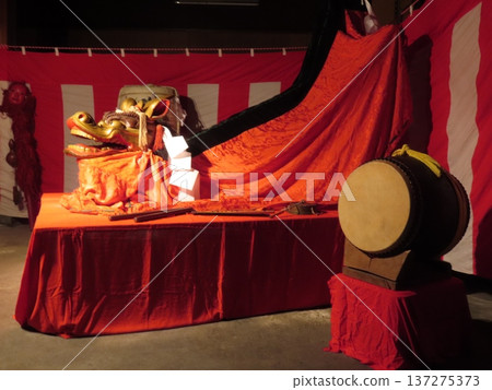 麒麟獅子在節慶前夕靜靜地等待著輪到自己。 137275373