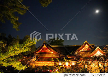 北野天滿宮燈火輝煌的神社建築 北野天滿宮燈火輝煌的神社建築 137275994
