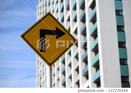 右轉路標 右轉路標 137276384