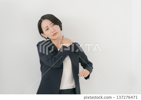 患有肩膀僵硬的商務人士 患有肩膀僵硬的商務人士 137276471