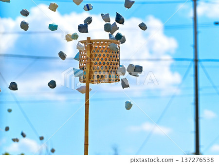 在藍天下的運動會上拋球 137276538