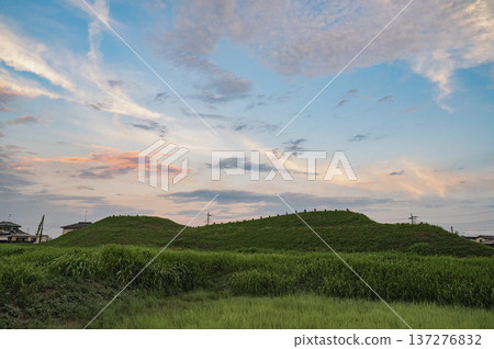 黃昏的將軍山古墳(埼玉古墳群) 黃昏的將軍山古墳(埼玉古墳群) 137276832