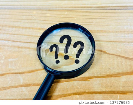 Magnifying glass and question mark Magnifying glass and question mark 137276985