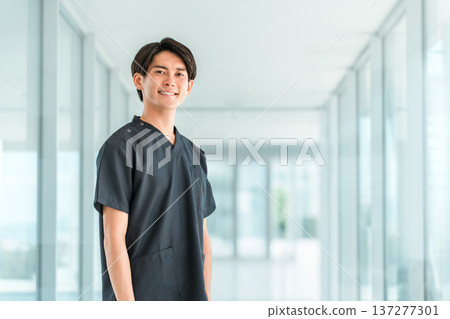 Young Asian men wearing scrubs, doctors, nurses, caregivers, and emergency physicians Young Asian men wearing scrubs, doctors, nurses, caregivers, and emergency physicians 137277301