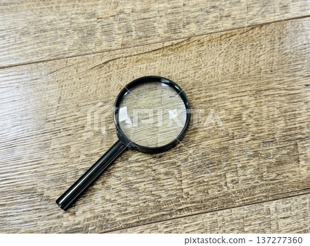 木桌上的放大鏡 木桌上的放大鏡 137277360