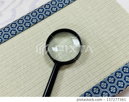 榻榻米上的放大鏡 榻榻米上的放大鏡 137277361